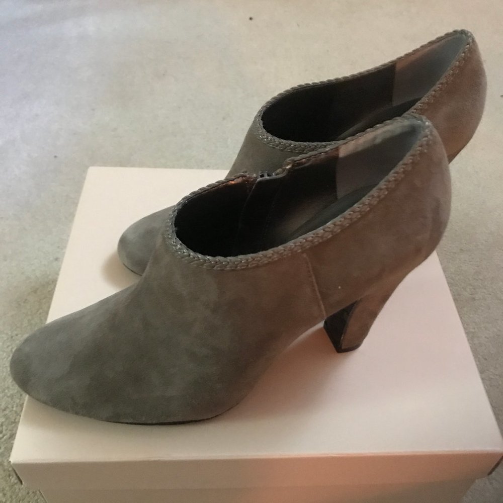 Tahari Tan Suede Heels